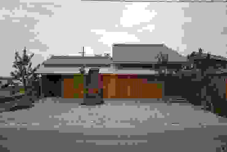 Casas ecléticas por 神谷建築スタジオ Eclético