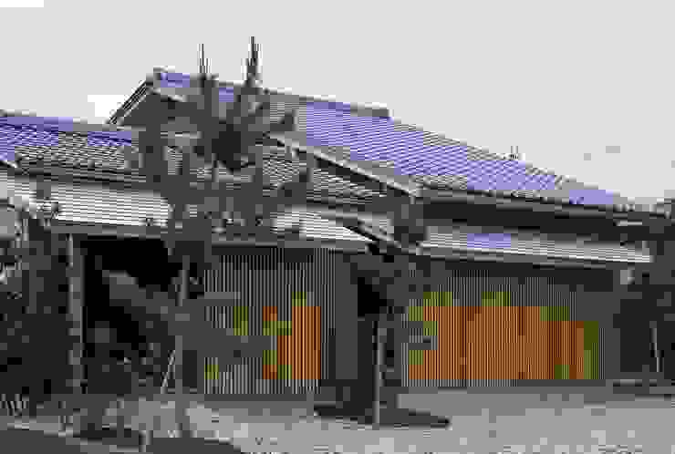 Casas ecléticas por 神谷建築スタジオ Eclético