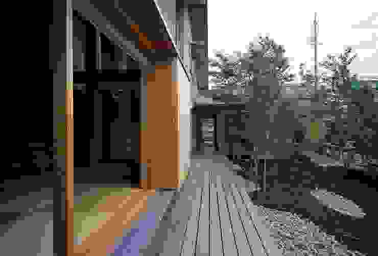 Casas ecléticas por 神谷建築スタジオ Eclético