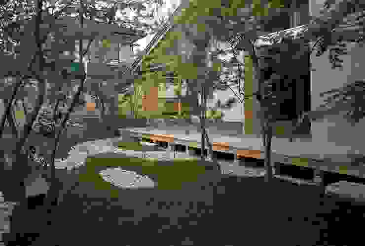 Jardins ecléticos por 神谷建築スタジオ Eclético