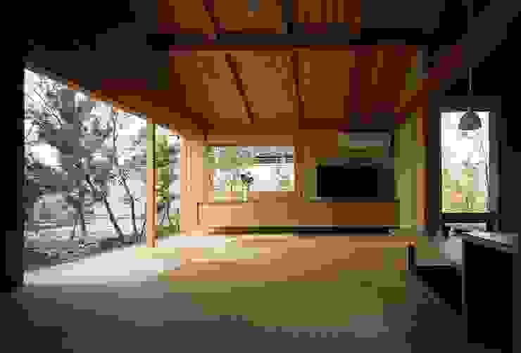 Salas de estar ecléticas por 神谷建築スタジオ Eclético