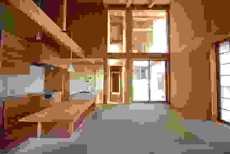 Salas de estar ecléticas por 神谷建築スタジオ Eclético