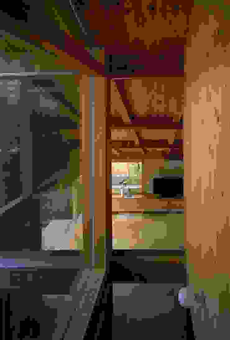 Salas de estar ecléticas por 神谷建築スタジオ Eclético