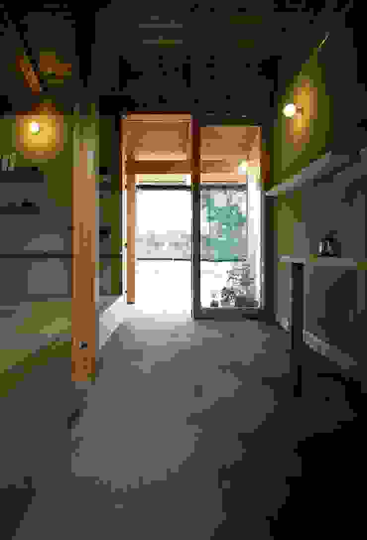 Espaços de trabalho ecléticos por 神谷建築スタジオ Eclético