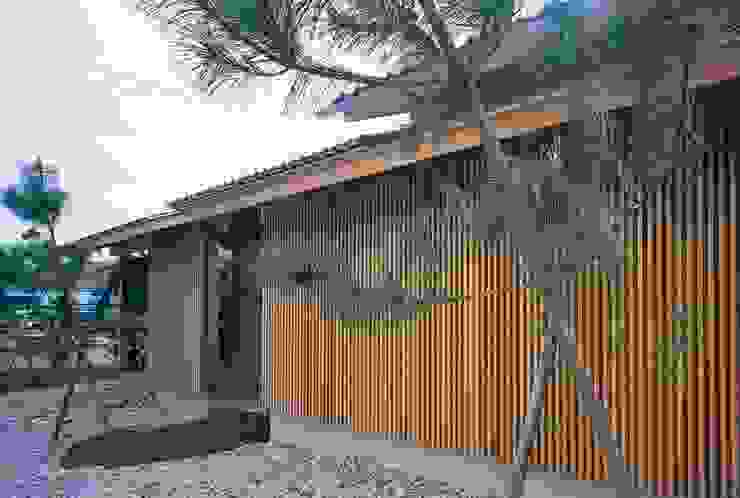 Casas ecléticas por 神谷建築スタジオ Eclético