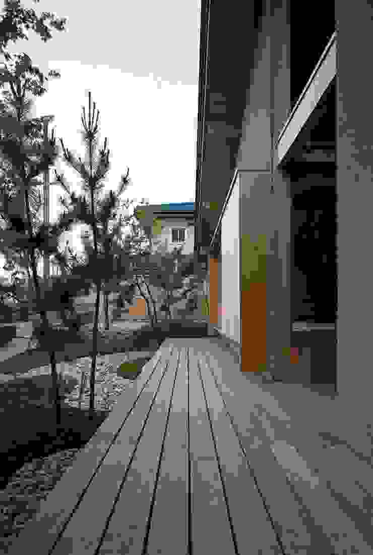 Casas ecléticas por 神谷建築スタジオ Eclético