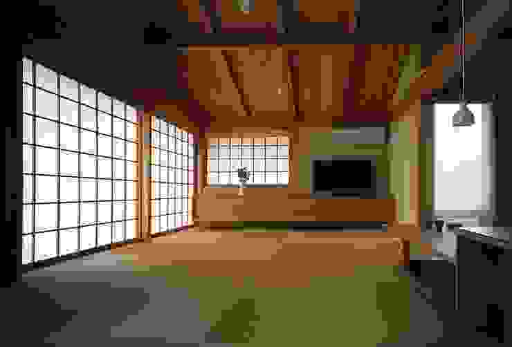 Salas de estar ecléticas por 神谷建築スタジオ Eclético