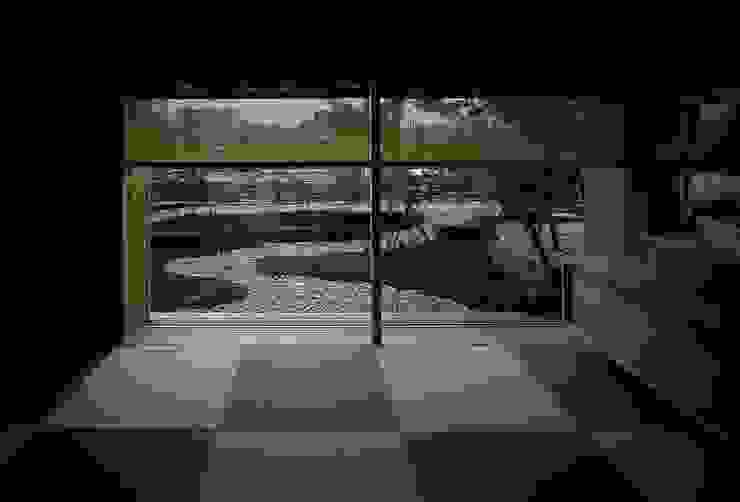 Salas de estar ecléticas por 神谷建築スタジオ Eclético