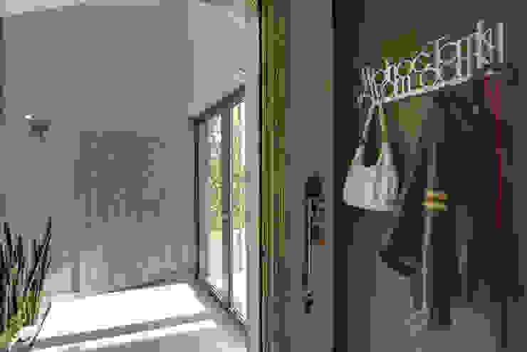 widok przedsionka Anna Kukawska - Architekt Nowoczesny korytarz, przedpokój i schody