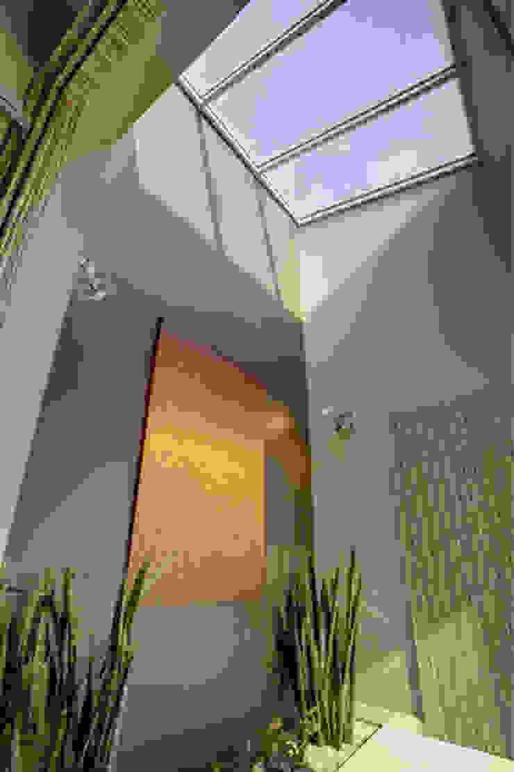 widok przedsionka Anna Kukawska - Architekt Nowoczesny korytarz, przedpokój i schody