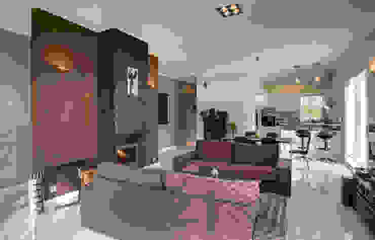 widok salonu z kominkiem dwustronnym Anna Kukawska - Architekt Nowoczesny salon