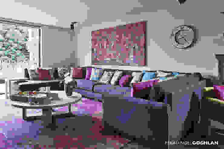 Estar familiar o family room MARIANGEL COGHLAN Salas multimedia de estilo moderno