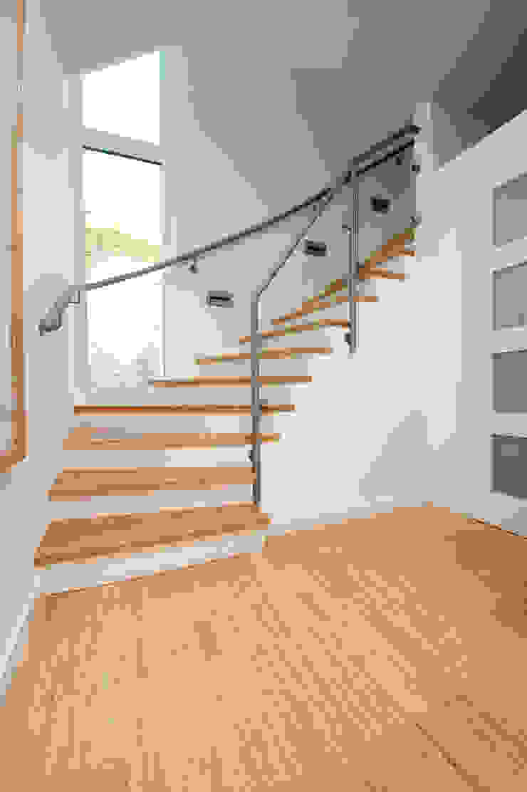 Industrieparkett und Treppenstufen aus Bambus, Bambus Komfort Parkett Bambus Komfort Parkett Moderner Flur, Diele & Treppenhaus Fenster,Gebäude,Treppe,Befestigung,Holz,Malen,Holzbeize,Bodenbelag,Boden,Saal