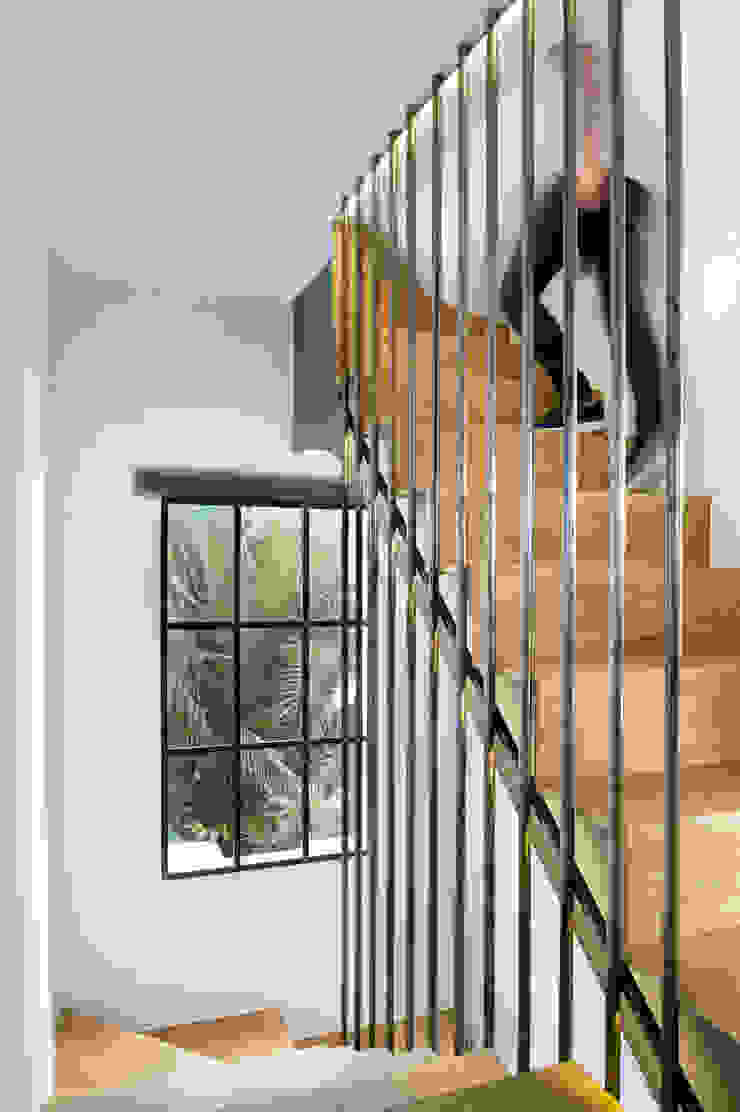 Egue y Seta Pasillos, vestíbulos y escaleras modernos