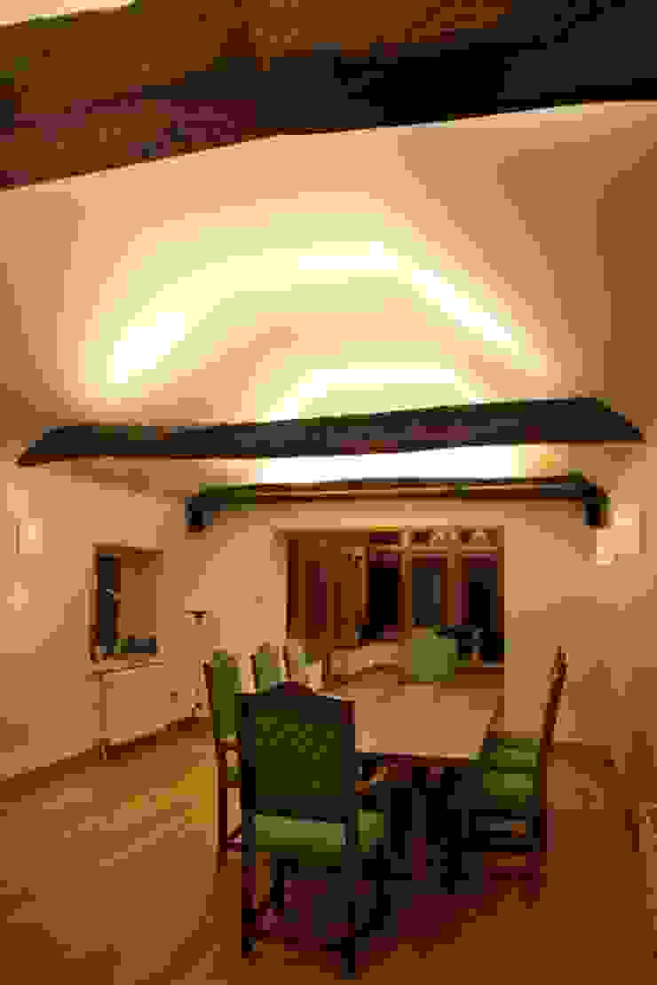 View of dining room into oak-framed extension Sam Coles Lighting Klassische Esszimmer