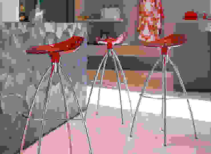 'Fog' Translucent kitchen/bar stool by Scab Design homify Modern kitchen Tables & chairs