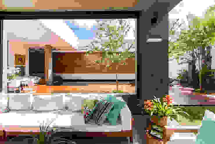 Felipe Bueno Arquitetura Balcones y terrazas modernos: Ideas, imágenes y decoración