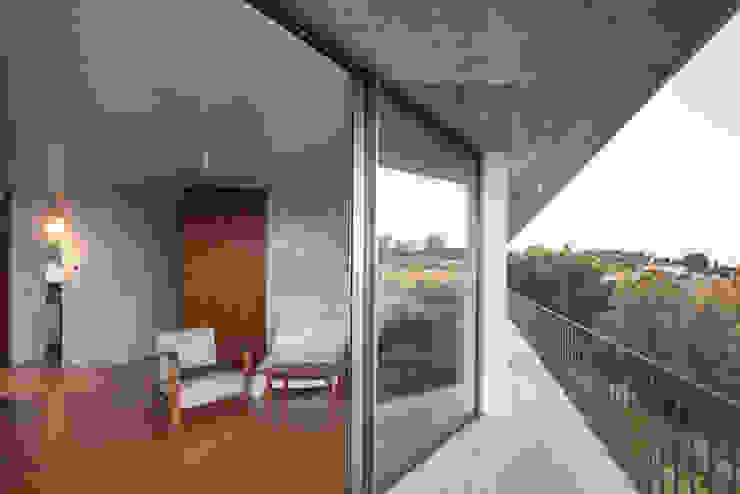Casa sobre Armazém, Miguel Marcelino, Arq. Lda. Miguel Marcelino, Arq. Lda. Varandas, marquises e terraços modernos