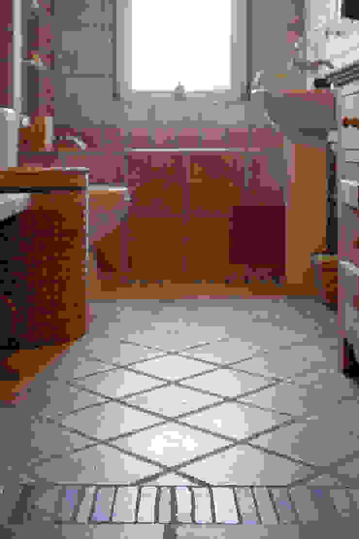 Shachebol House Casas de banho rústicas por Alena Kazimirava Rústico