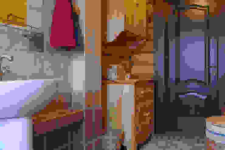 Shachebol House Casas de banho rústicas por Alena Kazimirava Rústico