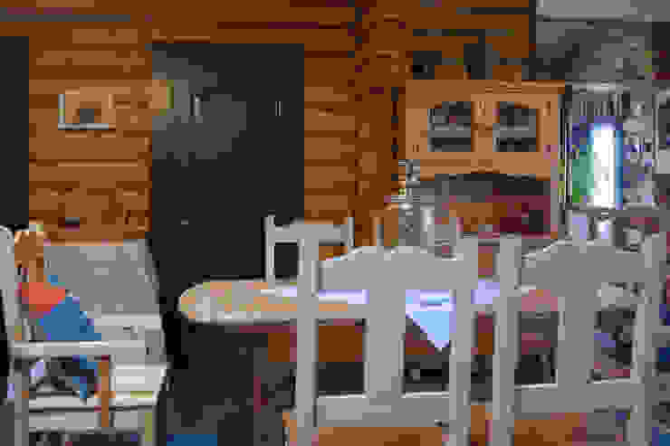 Shachebol House Salas de jantar rústicas por Alena Kazimirava Rústico