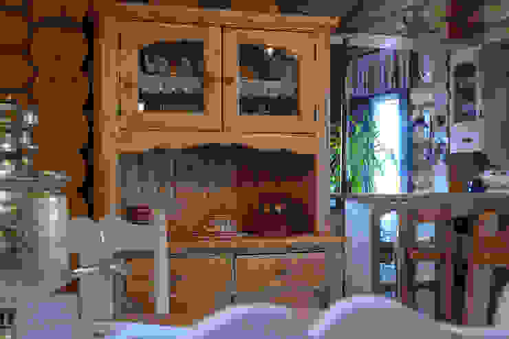 Shachebol House Salas de jantar rústicas por Alena Kazimirava Rústico