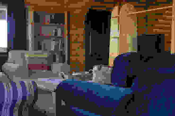 Shachebol House Salas de estar rústicas por Alena Kazimirava Rústico