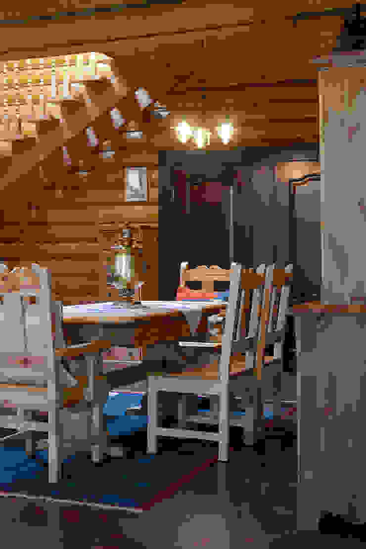 Shachebol House Salas de jantar rústicas por Alena Kazimirava Rústico