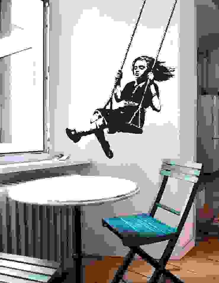 BANKSY GIRL ON A SWING Streetart Wandtattoo Urban ART Berlin Ausgefallener Flur, Diele & Treppenhaus Schuh,Möbel,Weiß,Bein,Produkt,Tisch,Fenster,Stil,Leitung,Klettern