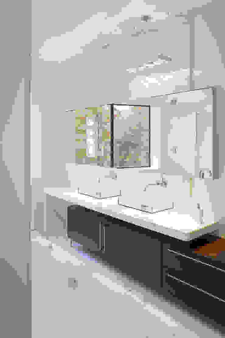 Difficult Run Residence Modern style bathrooms by Robert Gurney Architect Modern