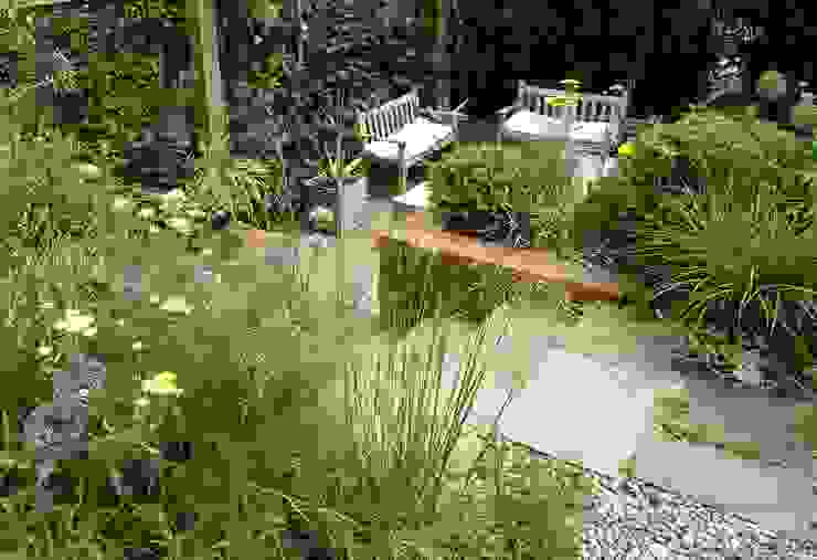 Bristol city garden in May Karena Batstone Design Modern garden