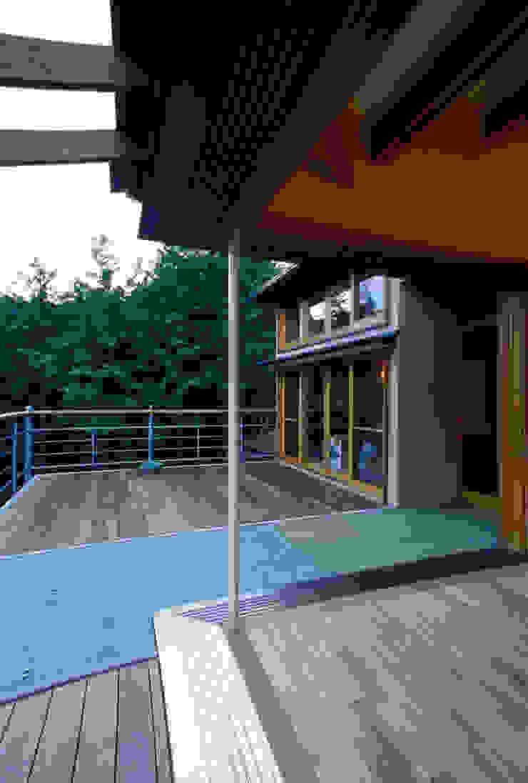 風建築工房 Balcone, Veranda & Terrazza in stile moderno
