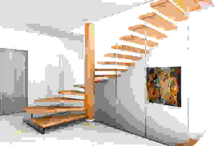 MISTRAL - Gewendelte Holztreppe mit Glaswand - bei Tag - RENDERING homify Moderner Flur, Diele & Treppenhaus