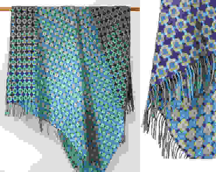 Indigo and Green Lambswool Reversible Throw The Estate Yard Salones de estilo moderno Accesorios y decoración