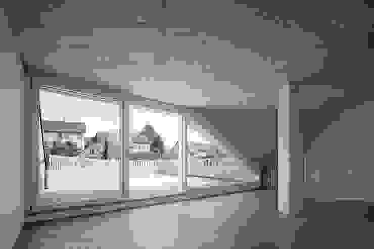 Romulus & Remus; Doppeleinfamilienhaus in Baden, haefele schmid architekten ag haefele schmid architekten ag Moderner Balkon, Veranda & Terrasse