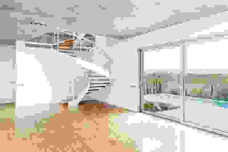 Casa Mikado, Ascoz Arquitectura Ascoz Arquitectura Minimalistischer Flur, Diele & Treppenhaus