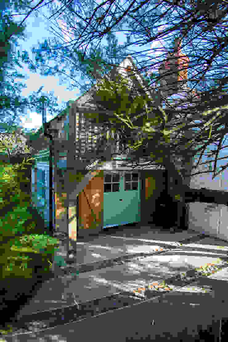 Fig Tree Cottage Rustic style house by CCD Architects Rustic