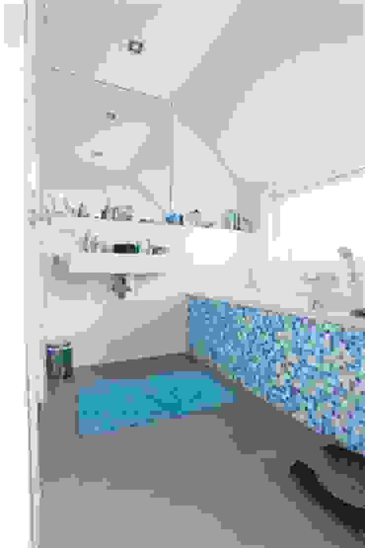 Betonlook gietvloer in badkamer homify Landelijke badkamers
