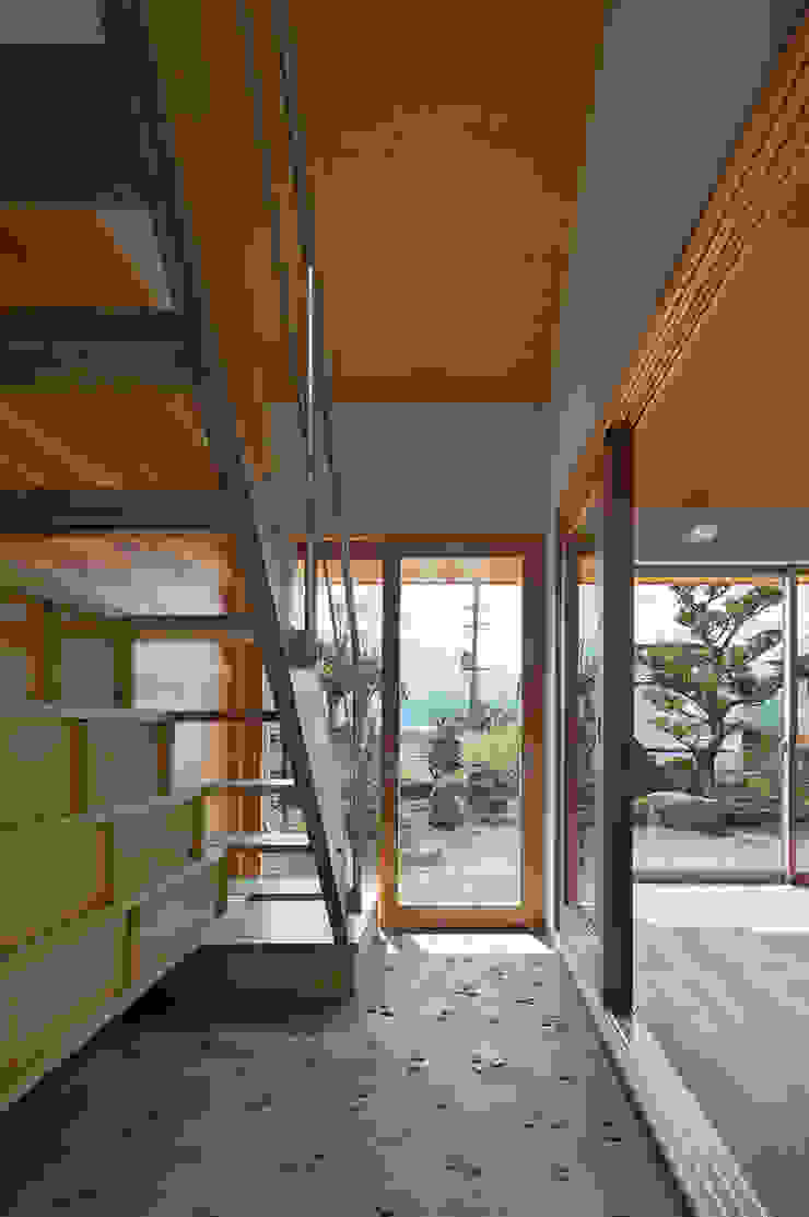 Ｉ-HOUSE, 建築デザイン工房ｋｏｃｏｃｈｉ空間 建築デザイン工房ｋｏｃｏｃｈｉ空間 Eclectic style corridor, hallway & stairs