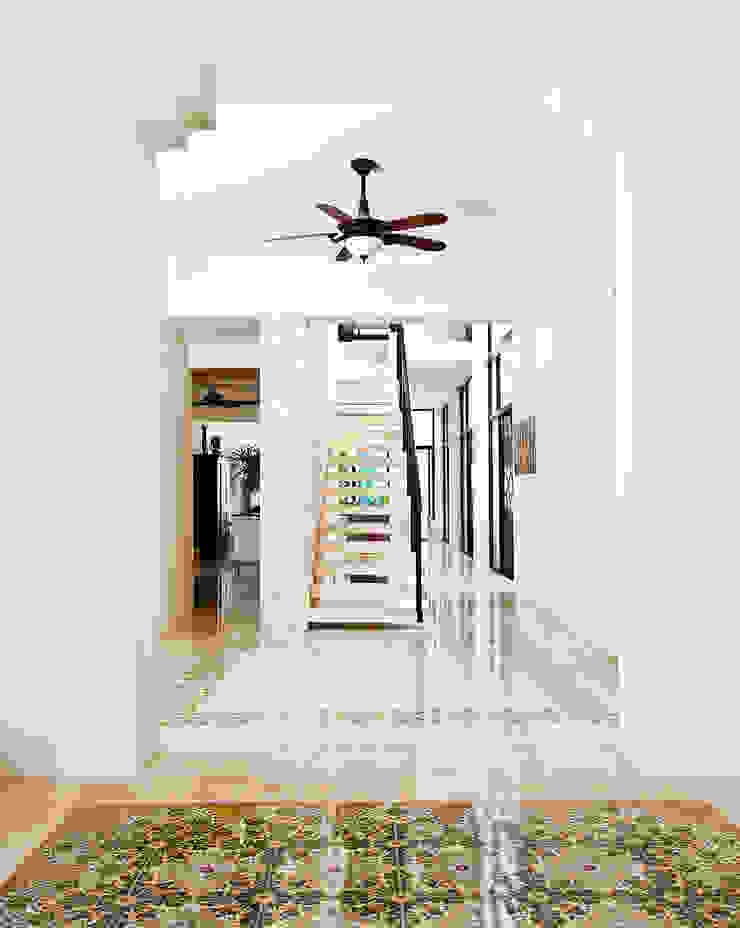 Casa CP78 Taller Estilo Arquitectura Pasillos, vestíbulos y escaleras modernos