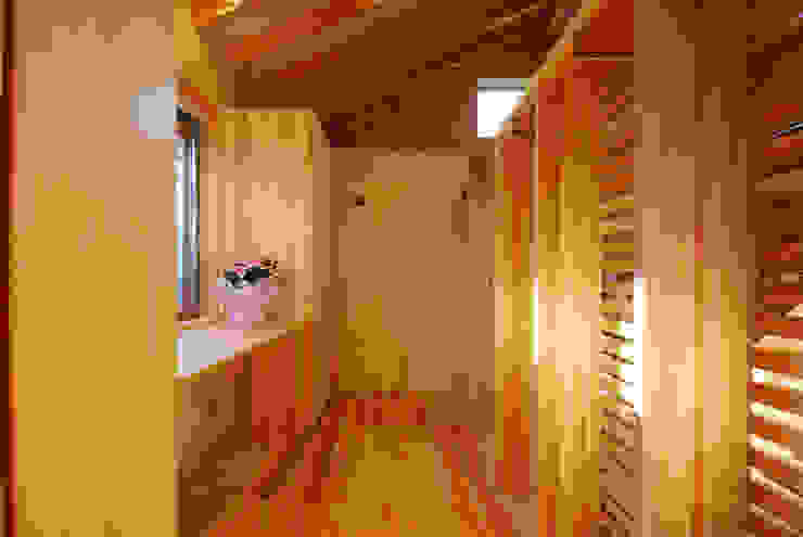 Salas multimédia ecléticas por 豊田空間デザイン室 一級建築士事務所 Eclético