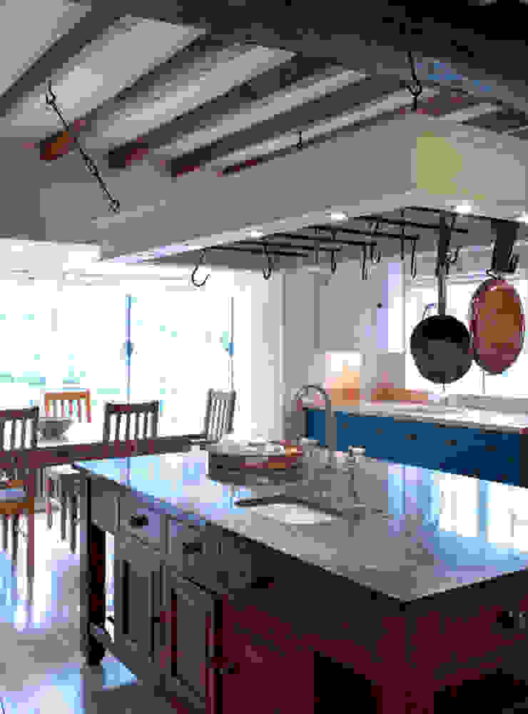 La Falaise CCD Architects Rustic style kitchen