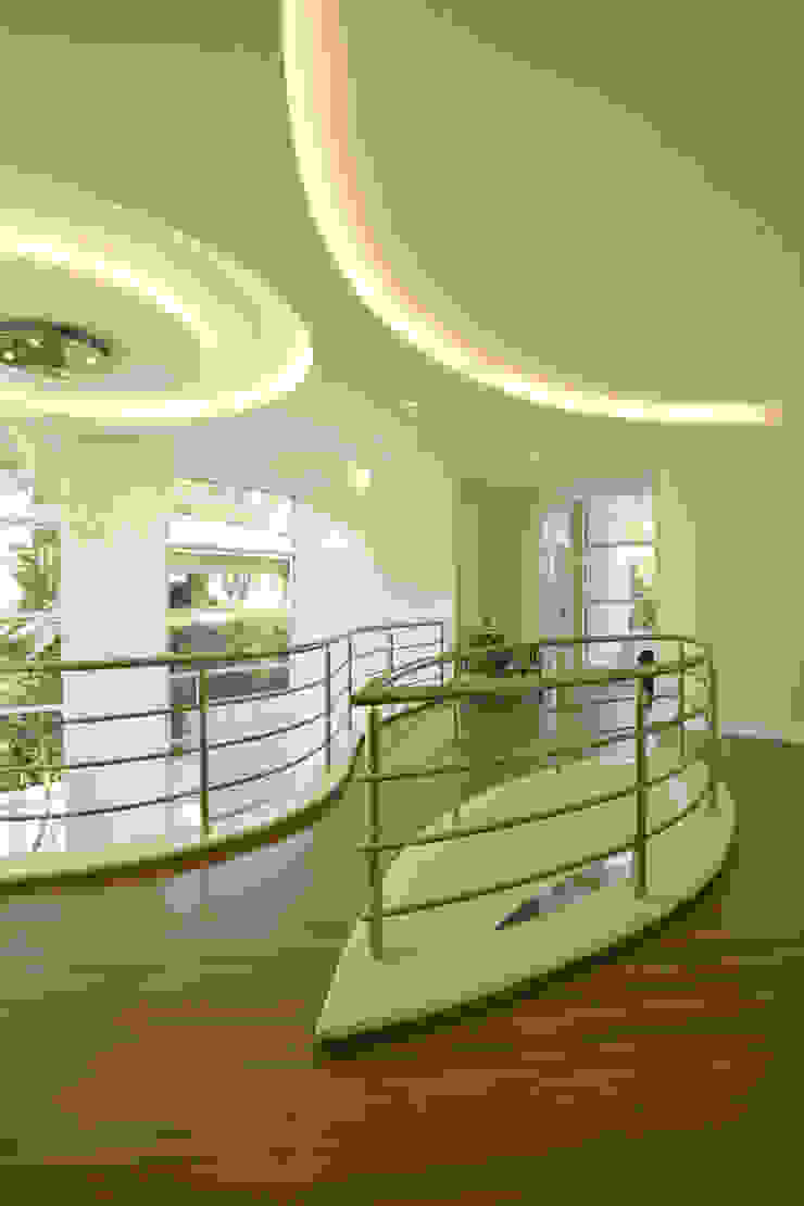 Arquiteto Aquiles Nícolas Kílaris Modern corridor, hallway & stairs