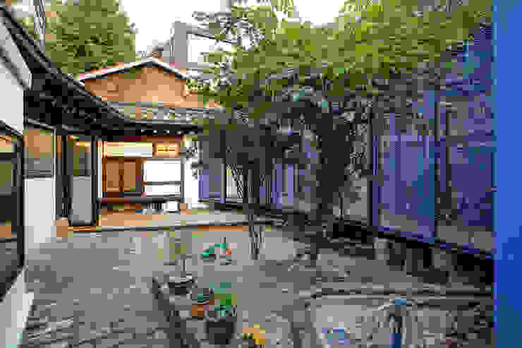 Buam-dong House, JYA-RCHITECTS JYA-RCHITECTS 아시아스타일 주택 식물,건물,나무,창문,화분,하늘,주거 지역,정면,풍경,여가