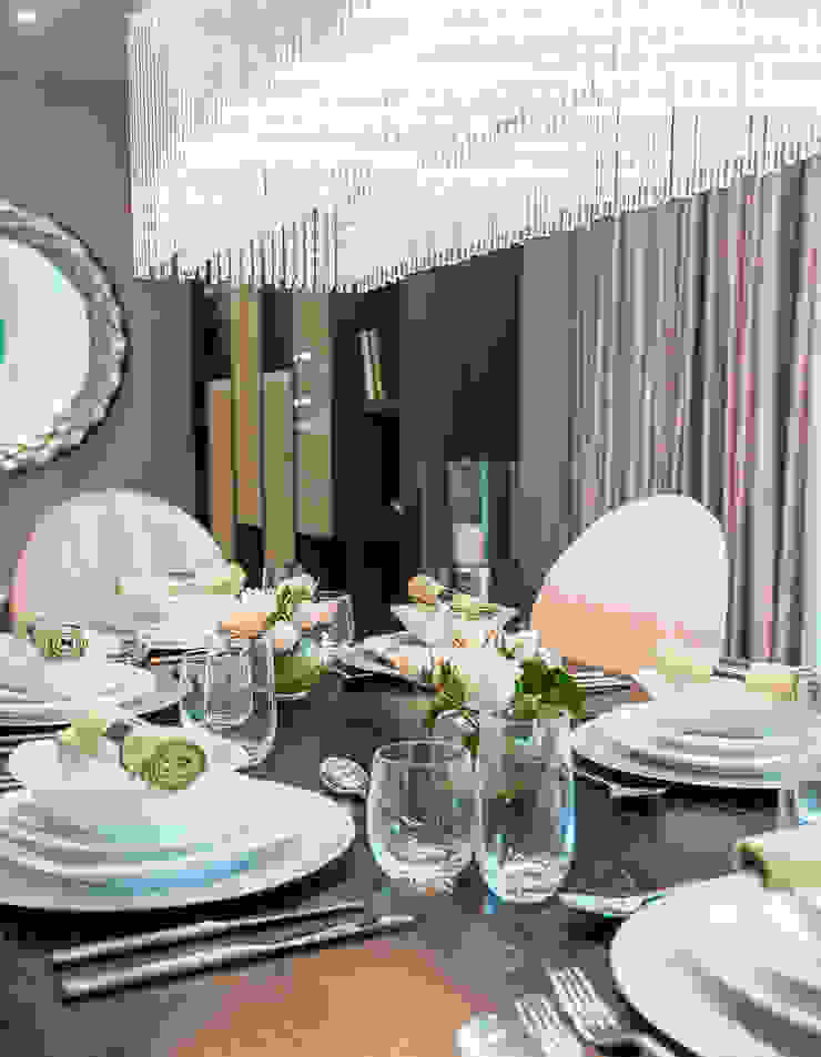 Dining table Salas de jantar modernas por In:Style Direct Moderno