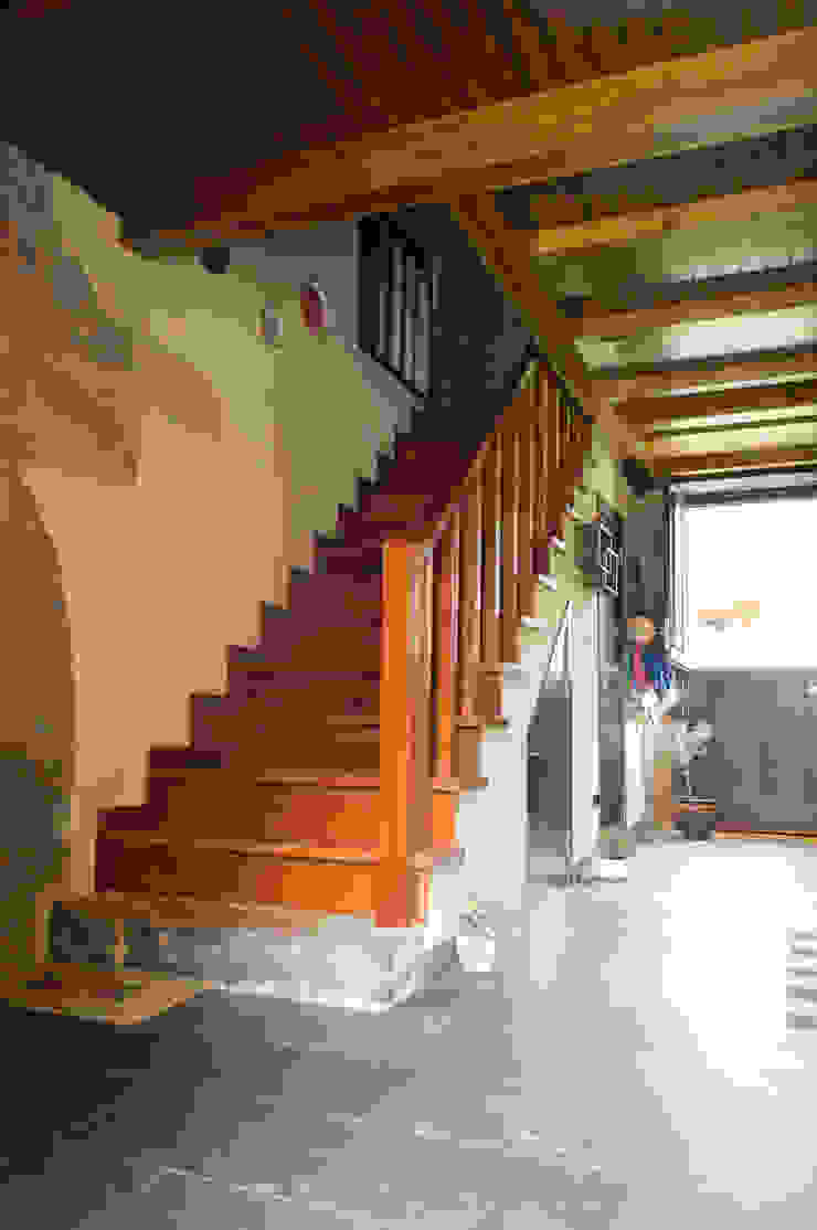 Flur, Diele & Treppenhaus im Landhausstil von Intra Arquitectos Landhaus