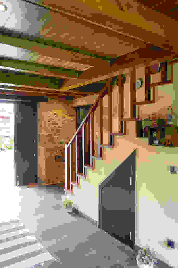 Flur, Diele & Treppenhaus im Landhausstil von Intra Arquitectos Landhaus