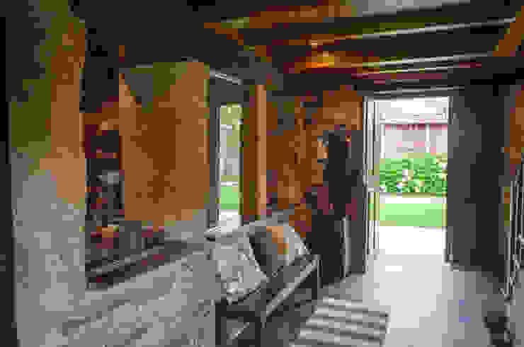 Flur, Diele & Treppenhaus im Landhausstil von Intra Arquitectos Landhaus