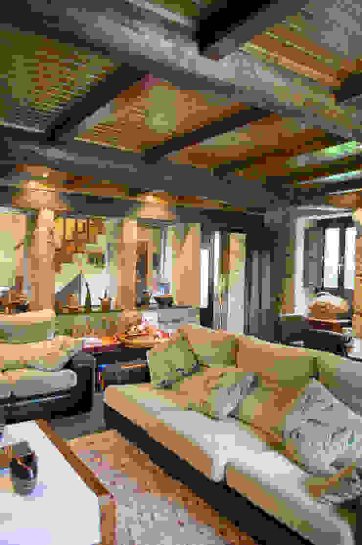 Wohnzimmer im Landhausstil von Intra Arquitectos Landhaus