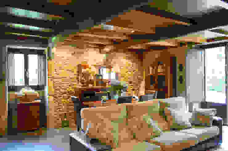 Wohnzimmer im Landhausstil von Intra Arquitectos Landhaus